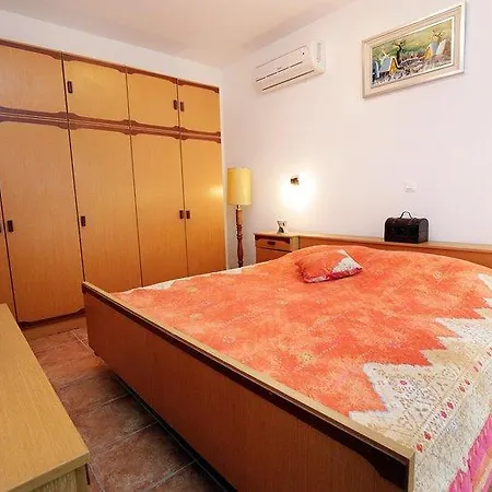 Maja 1242 Apartman *