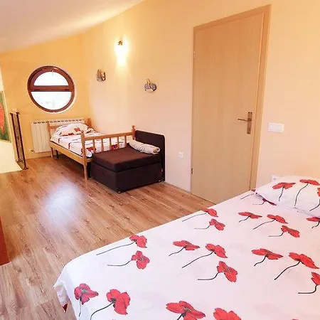 Maja 1242 Apartman *