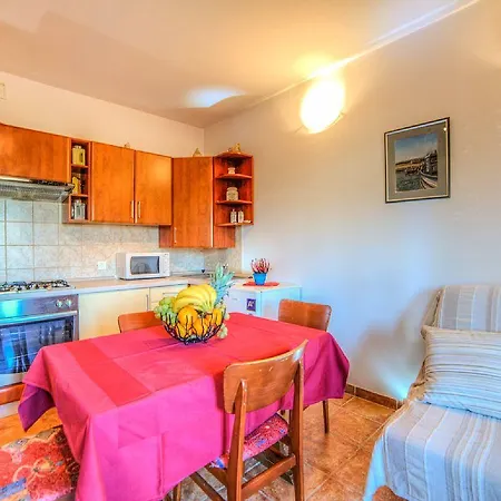 Maja 1242 Apartman *