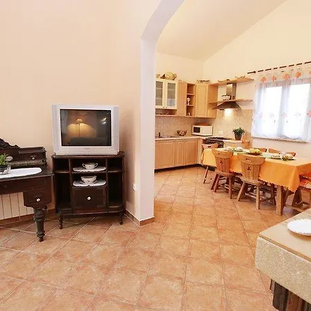 Maja 1242 Apartament