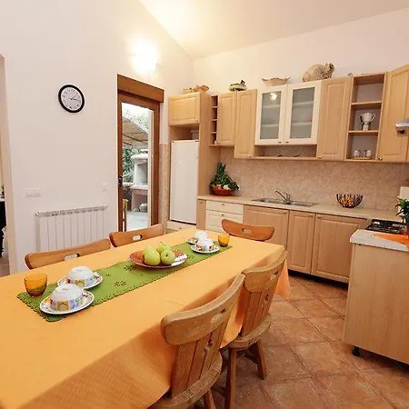Maja 1242 Apartament *
